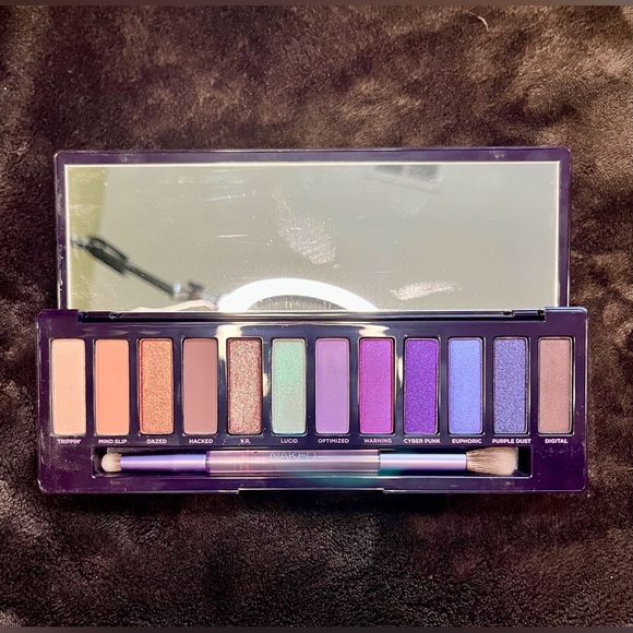 URBAN DECAY ULTRAVIOLET EYESHADOW PALETTE - Picture 1 of 4